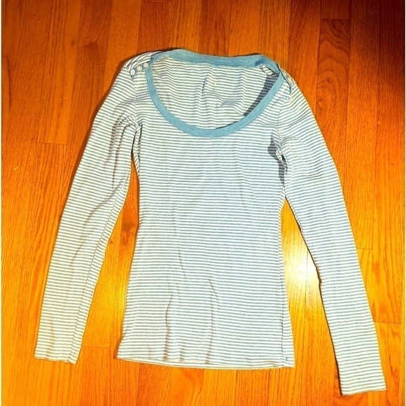 Express Striped ScoopNeck Long sleeve T-shirt
A super soft cotton modal blend - Picture 4 of 9